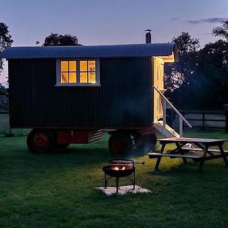 The Delkin Shepherds Huts كاسل كومب المظهر الخارجي الصورة