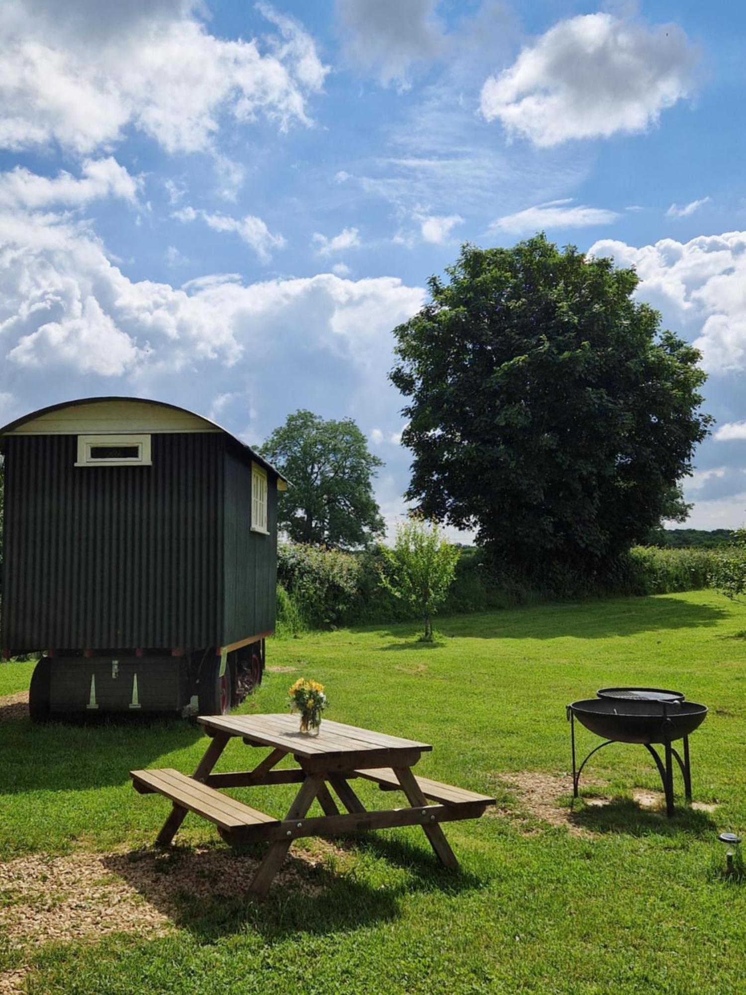 The Delkin Shepherds Huts كاسل كومب المظهر الخارجي الصورة