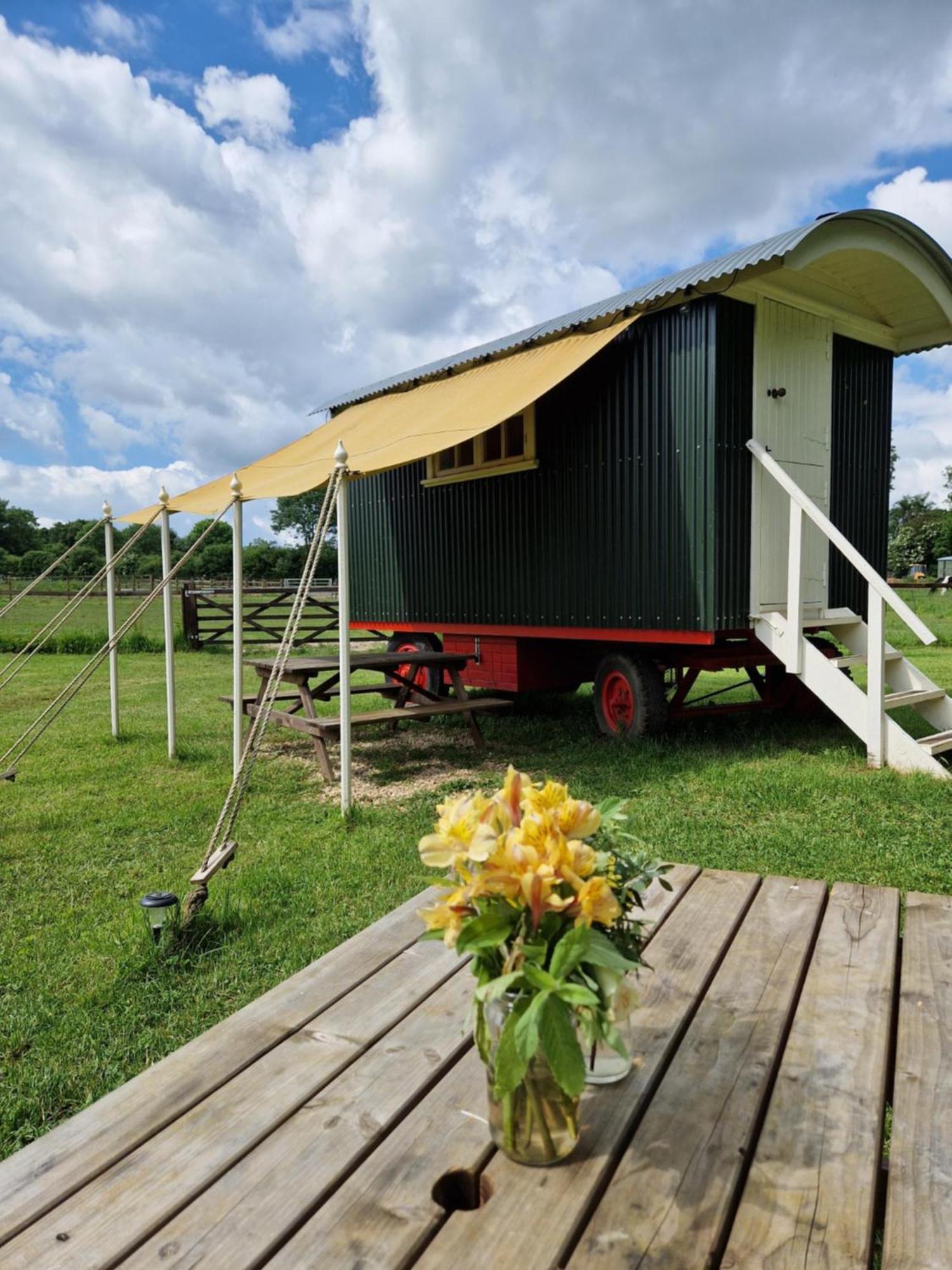 The Delkin Shepherds Huts كاسل كومب المظهر الخارجي الصورة