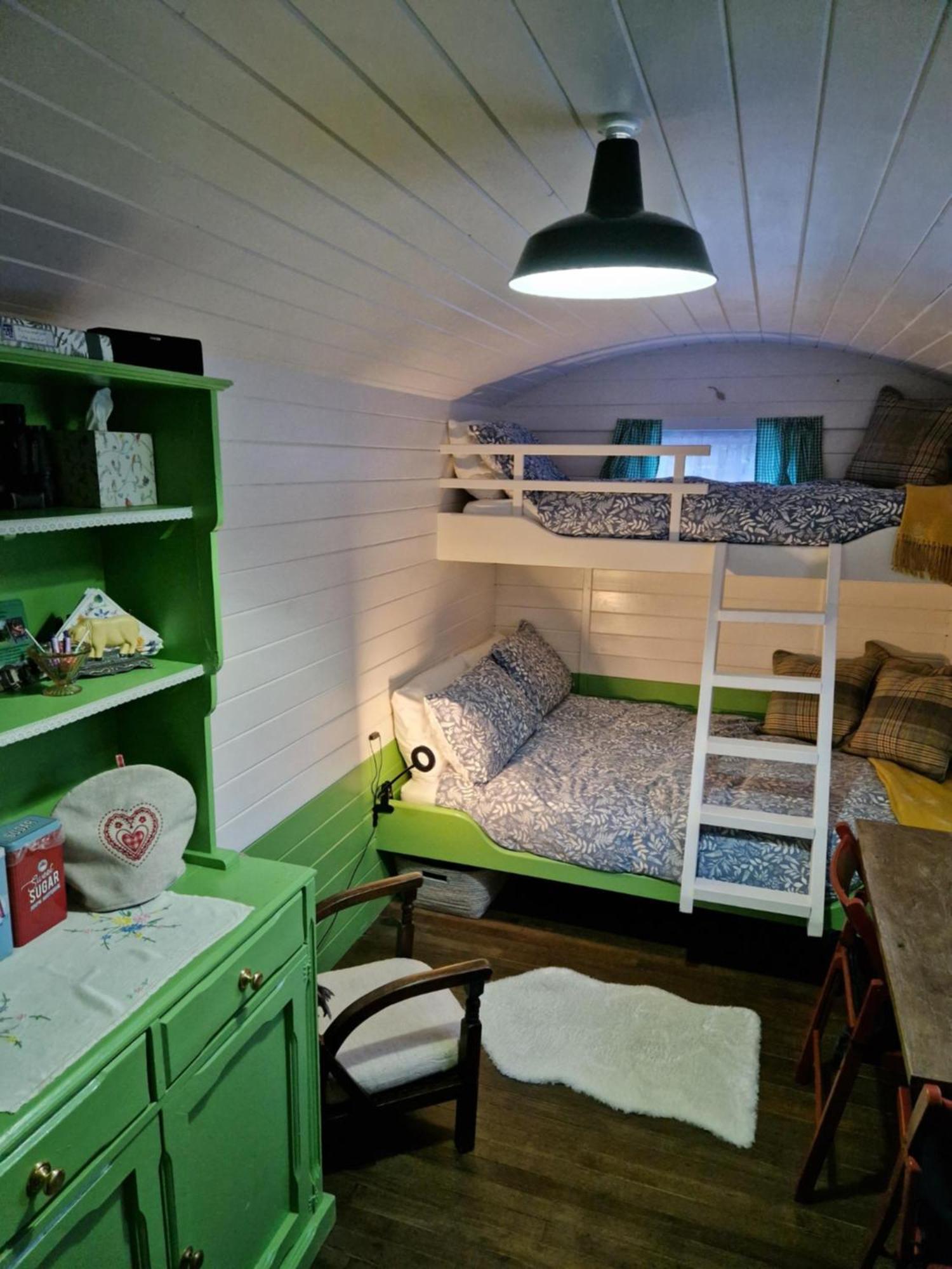 The Delkin Shepherds Huts كاسل كومب المظهر الخارجي الصورة
